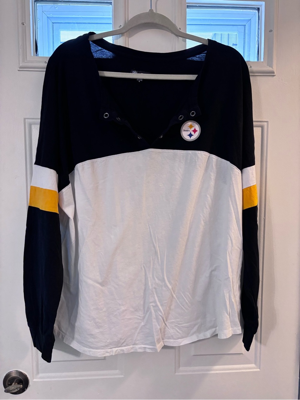 NFL Pittsburgh Steelers Women's Black, White & Gold V-Neck Colorblock Pullover